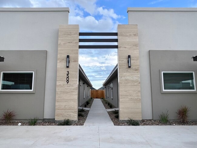 3509 Duke Ave in McAllen, TX - Foto de edificio - Building Photo