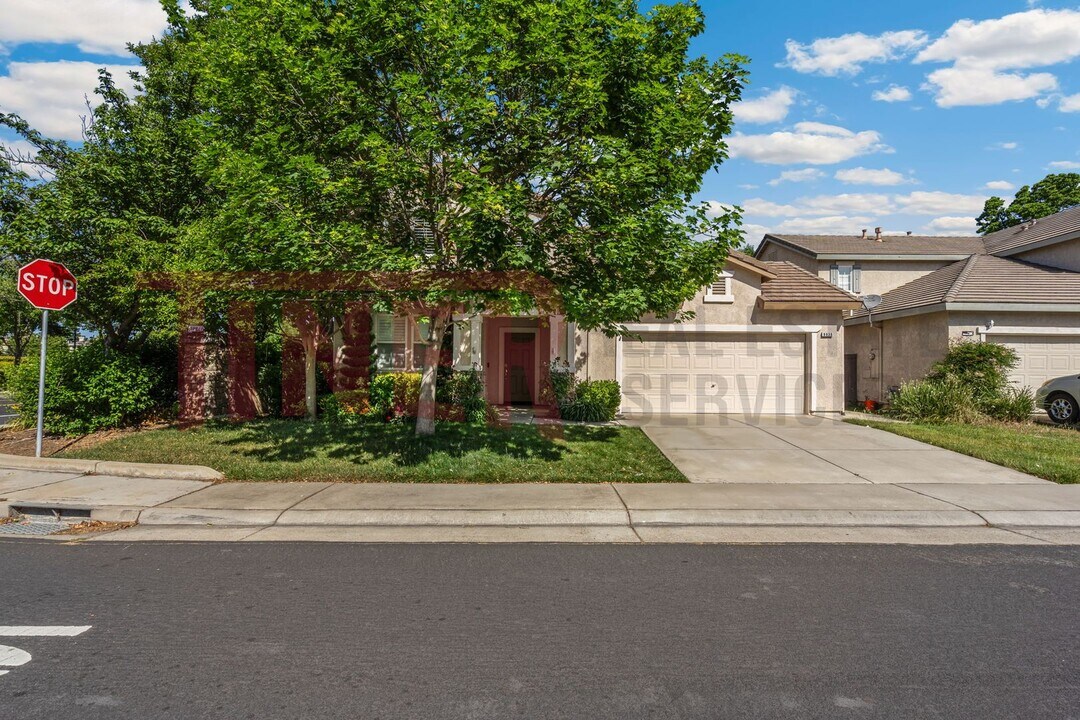 9836 Tundra Swan Cir in Elk Grove, CA - Building Photo