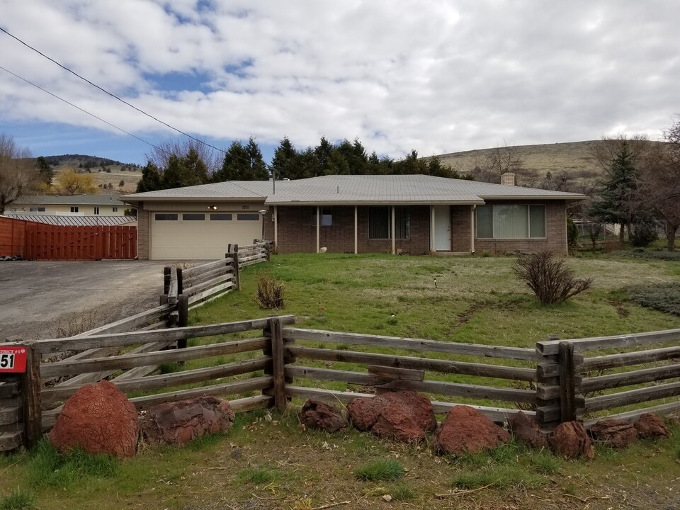 1751 Winona Way in Klamath Falls, OR - Building Photo