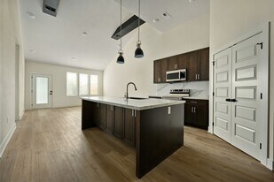 109-111 Amberwood Ct in Raymore, MO - Building Photo