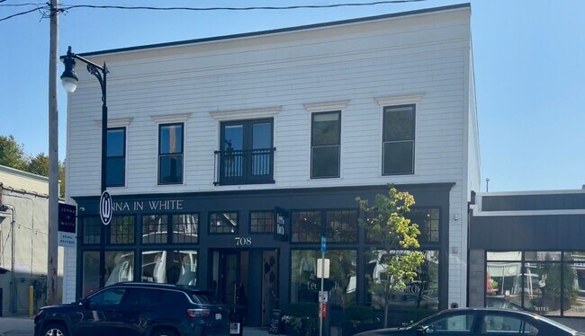 708 Wealthy St SE in Grand Rapids, MI - Building Photo - Building Photo