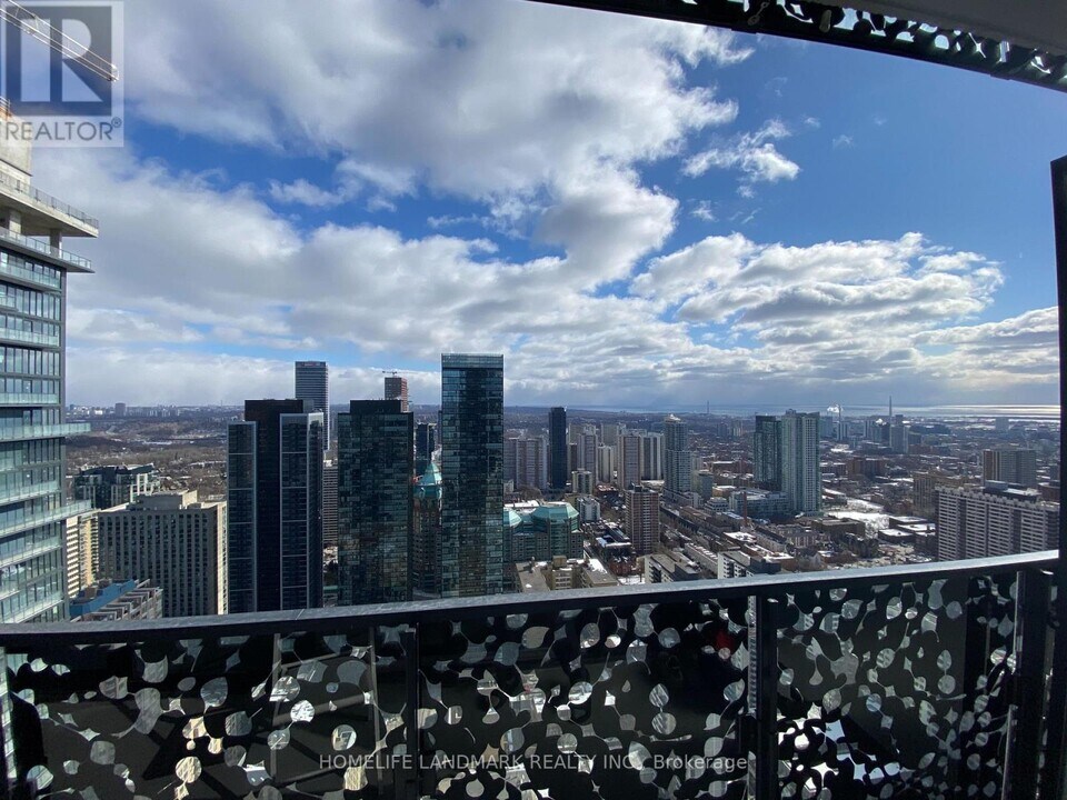 55 Charles St E in Toronto, ON - Building Photo