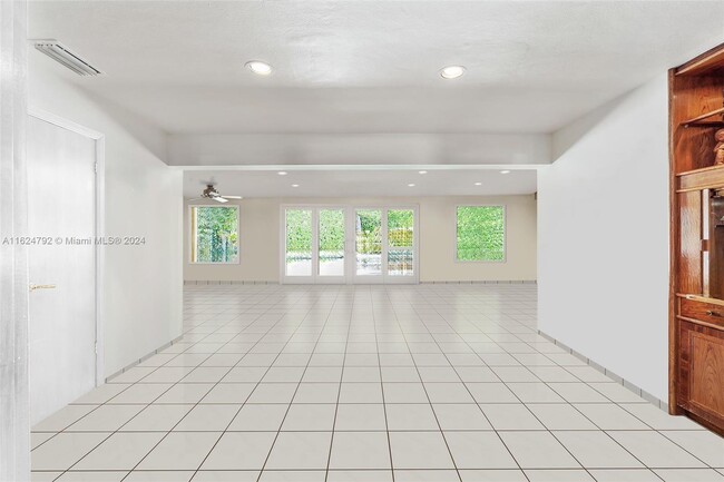 270 Cypress Dr in Key Biscayne, FL - Building Photo - Building Photo