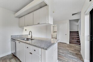 557 Green Springs Pl in West Palm Beach, FL - Building Photo