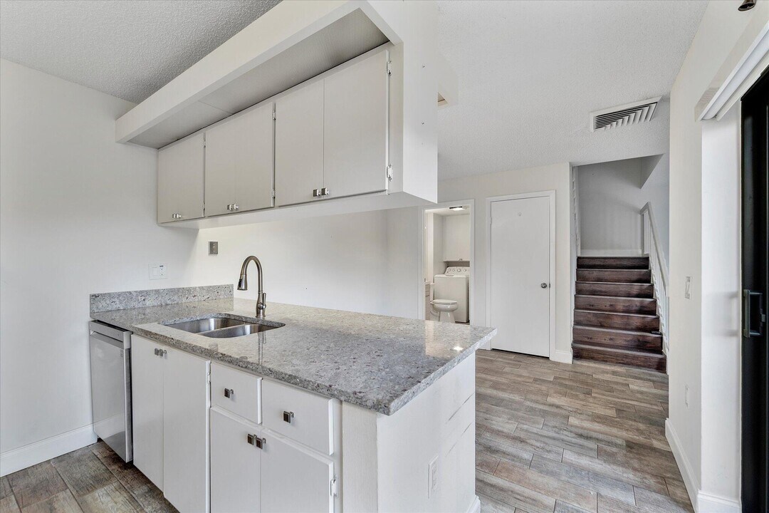 557 Green Springs Pl in West Palm Beach, FL - Building Photo