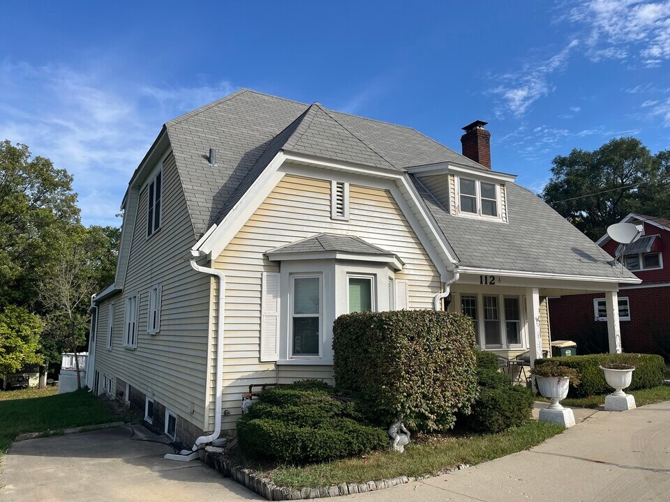 112 Chicago Rd in Oswego, IL - Building Photo