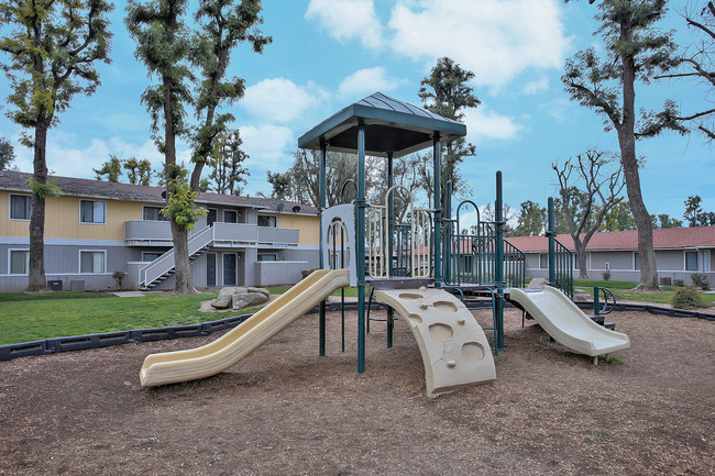 Silver Lake Apartments in Fresno, CA - Building Photo - Building Photo