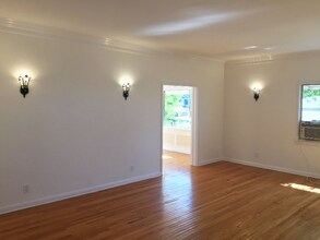 1326 Londonderry View Dr in Los Angeles, CA - Foto de edificio - Building Photo