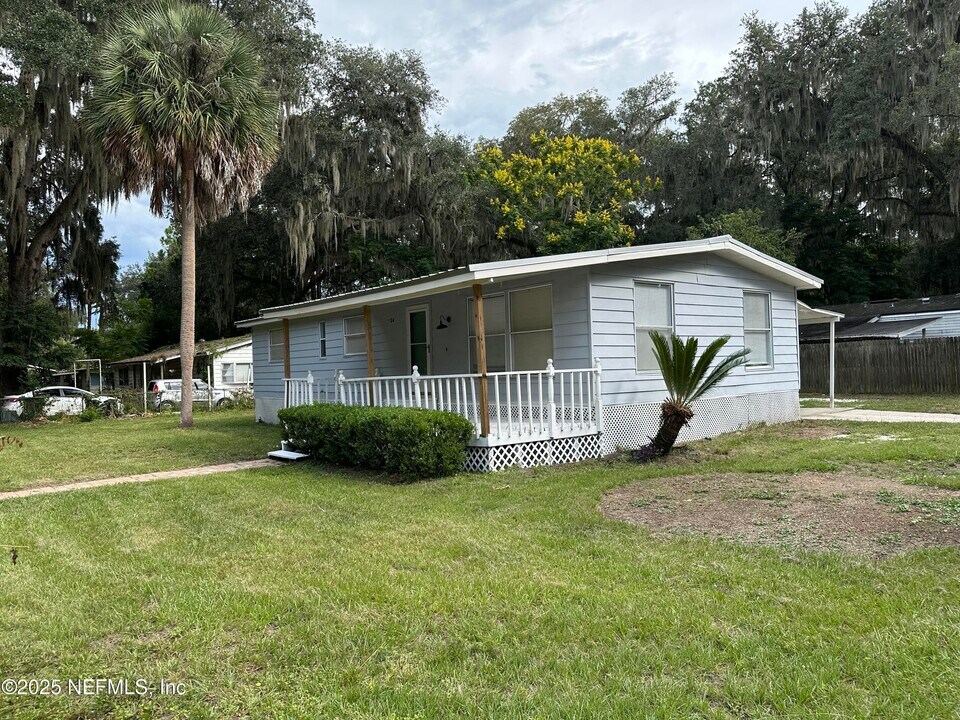 1104 Harmony Dr N in Jacksonville, FL - Foto de edificio