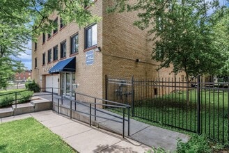 The Villa Apartments in Minneapolis, MN - Foto de edificio - Building Photo