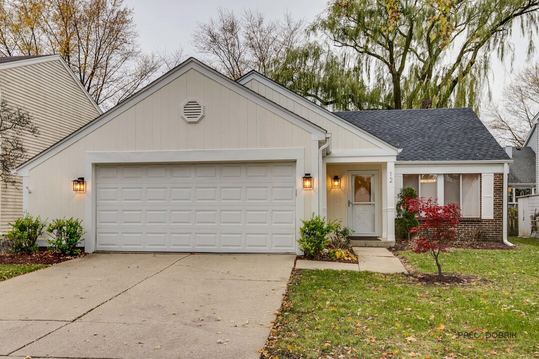 12 Manchester Ln in Vernon Hills, IL - Foto de edificio