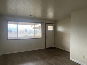 2963 W Lorraine Ave in Roseburg, OR - Building Photo - Building Photo