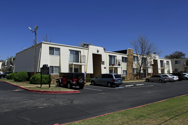 Woodside Village in Midwest City, OK - Building Photo - Building Photo