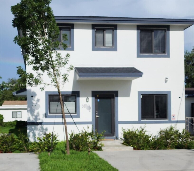 8012 NW 14th Pl in Miami, FL - Building Photo