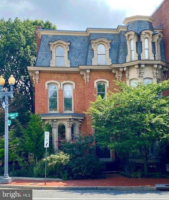 property at 19 Logan Cir NW