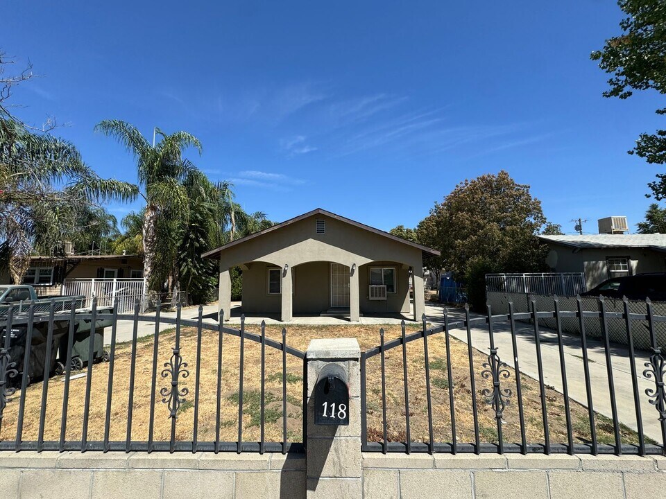 118 Hickerson Dr in Bakersfield, CA - Building Photo