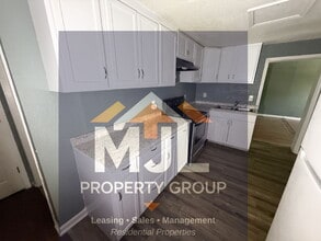 704 N Willow Ave in Sugar Creek, MO - Building Photo - Building Photo