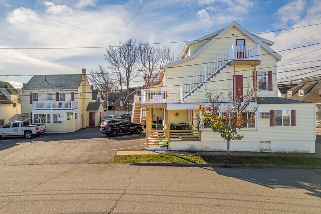 99 W Grand Ave in Old Orchard Beach, ME - Building Photo - Building Photo