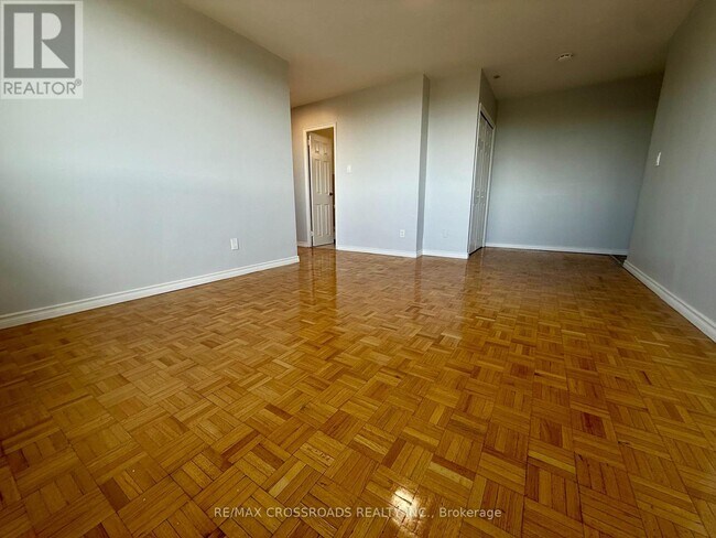 363 Lakeshore Rd E in Mississauga, ON - Building Photo - Building Photo