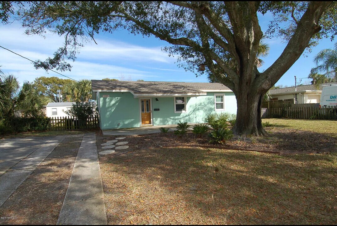 1105 10th St N in Jacksonville Beach, FL - Foto de edificio