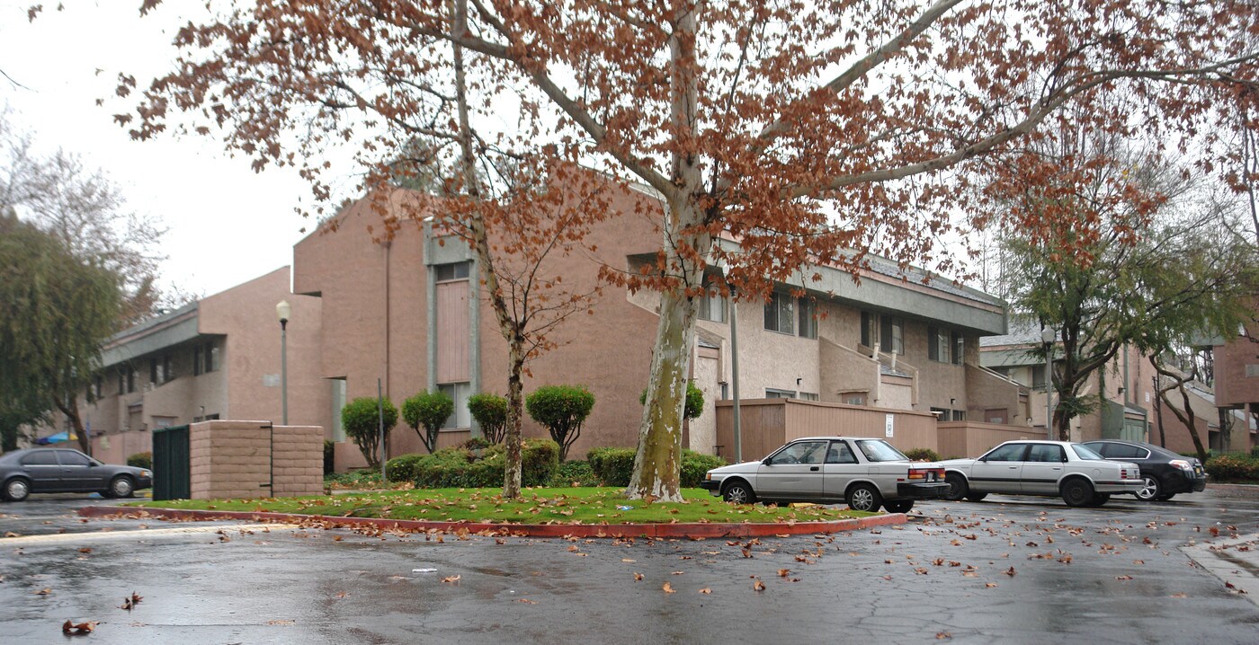 Villa San Dimas in San Dimas, CA - Foto de edificio