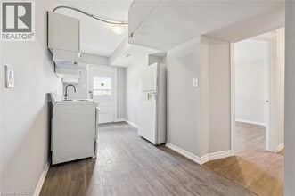 906 King St E in Cambridge, ON - Building Photo - Building Photo