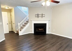 220 Wild Flower Ln in Canton, GA - Foto de edificio - Building Photo
