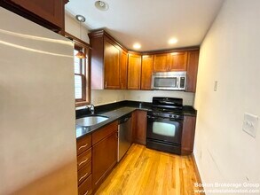 231 W 3rd St, Unit 2 in Boston, MA - Building Photo - Building Photo