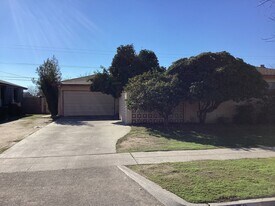 4876 E Floradora Ave in Fresno, CA - Building Photo