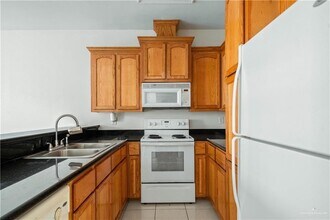 3036 Scottland Dr, Unit 2 in Edinburg, TX - Building Photo - Building Photo