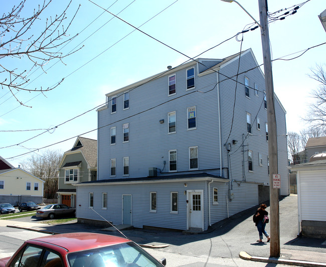 176 Sayles St in Woonsocket, RI - Foto de edificio - Building Photo