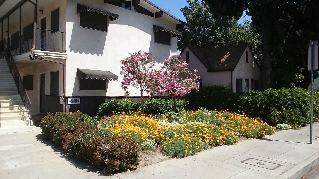 Victory Blvd in Van Nuys, CA - Building Photo