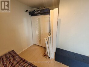 8 Rosebank Dr in Toronto, ON - Building Photo - Building Photo