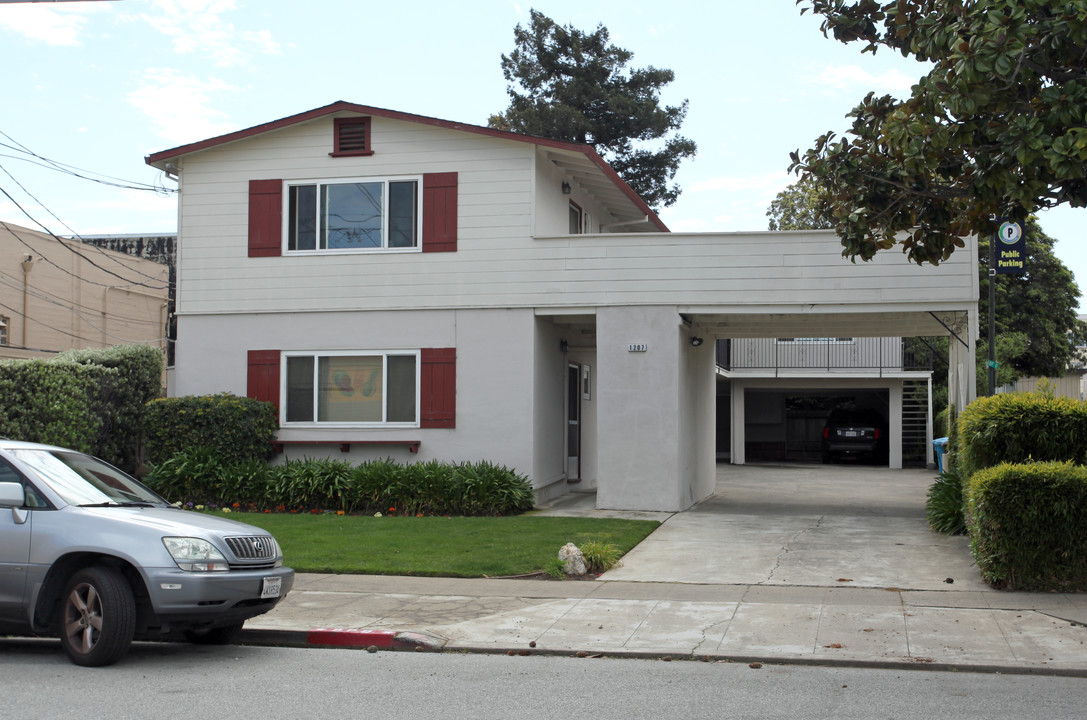 1207 Paloma Ave in Burlingame, CA - Building Photo