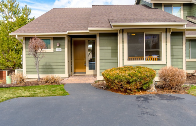 10664 Village Loop in Redmond, OR - Building Photo - Building Photo