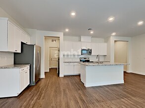 6138 W Haleh Ave in Las Vegas, NV - Foto de edificio - Building Photo