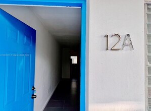 7717 Byron Ave in Miami Beach, FL - Foto de edificio - Building Photo