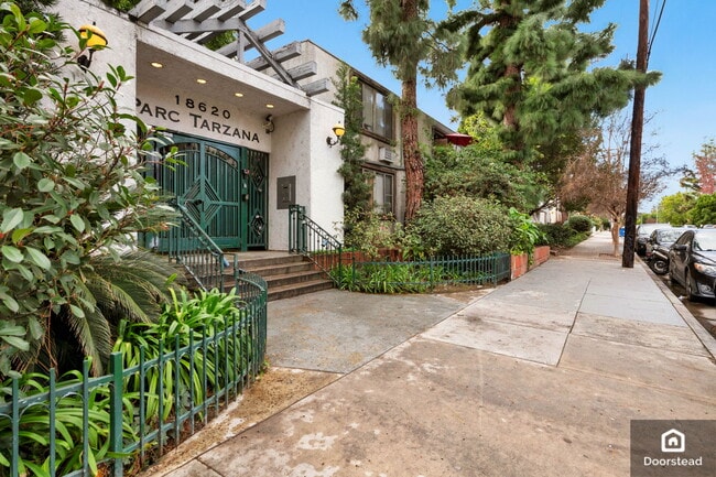18620 Hatteras St, Unit 276 in Tarzana, CA - Building Photo - Building Photo