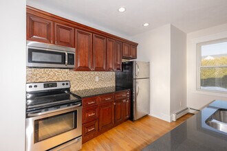 98 Knight St in Providence, RI - Building Photo - Interior Photo