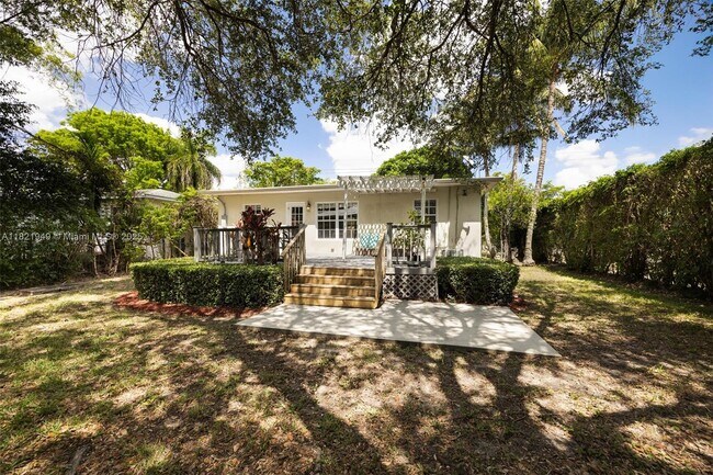 5490 SW 57th Ave in Miami, FL - Building Photo - Building Photo