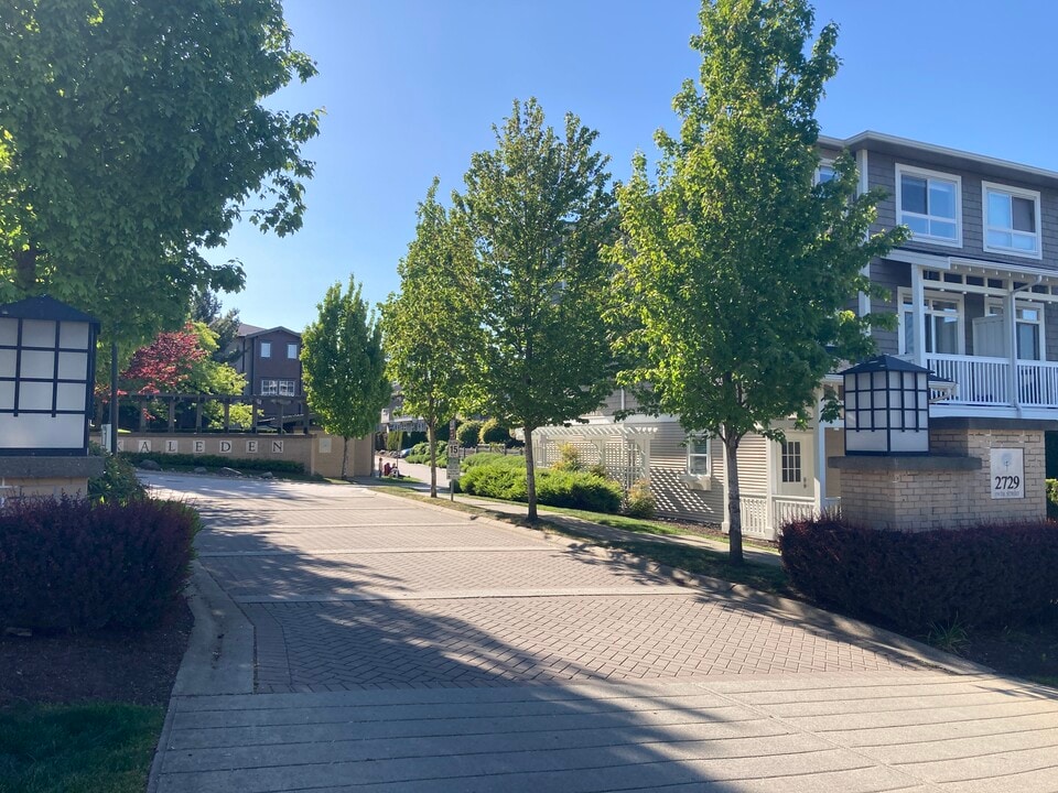 2729 158 St in Surrey, BC - Building Photo