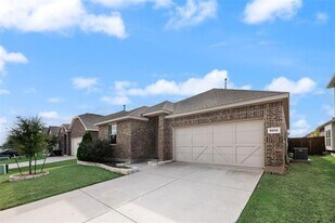 5832 Rostherne Dr in Aubrey, TX - Building Photo