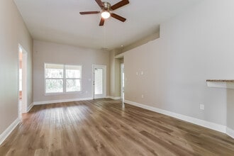 706 Chelsea Ave, Unit 09-0936 in Fruitland Park, FL - Foto de edificio - Building Photo