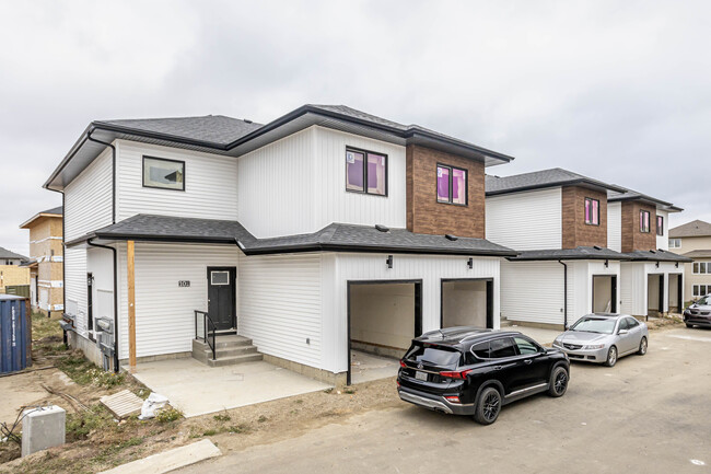 905 Goshawk Pt NW in Edmonton, AB - Building Photo - Building Photo