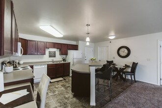 Silver Lake & Highland at Lakewood Apartments in Mandan, ND - Building Photo - Building Photo