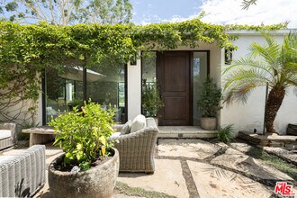 11335 Dona Teresa Dr in Los Angeles, CA - Building Photo - Building Photo