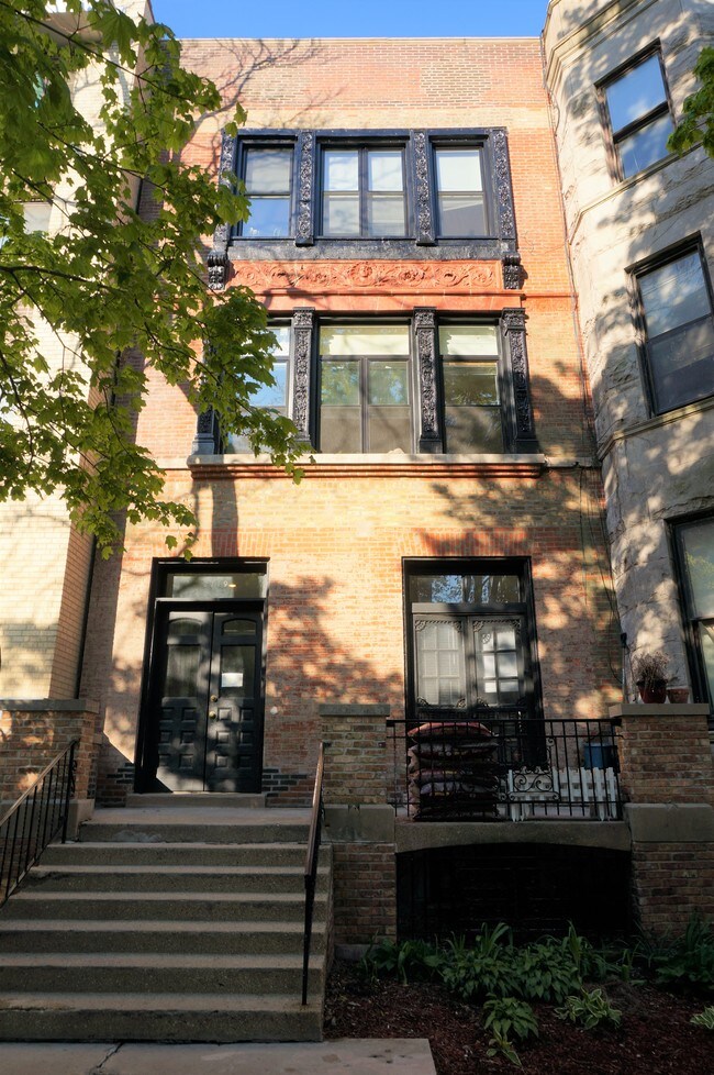 2719 N Pine Grove Ave, Unit 201