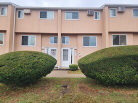 552 Shennecossett Rd in Groton, CT - Building Photo