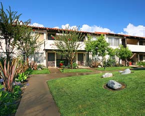 111 Tustin Plaza Apartments in Tustin, CA - Foto de edificio - Building Photo