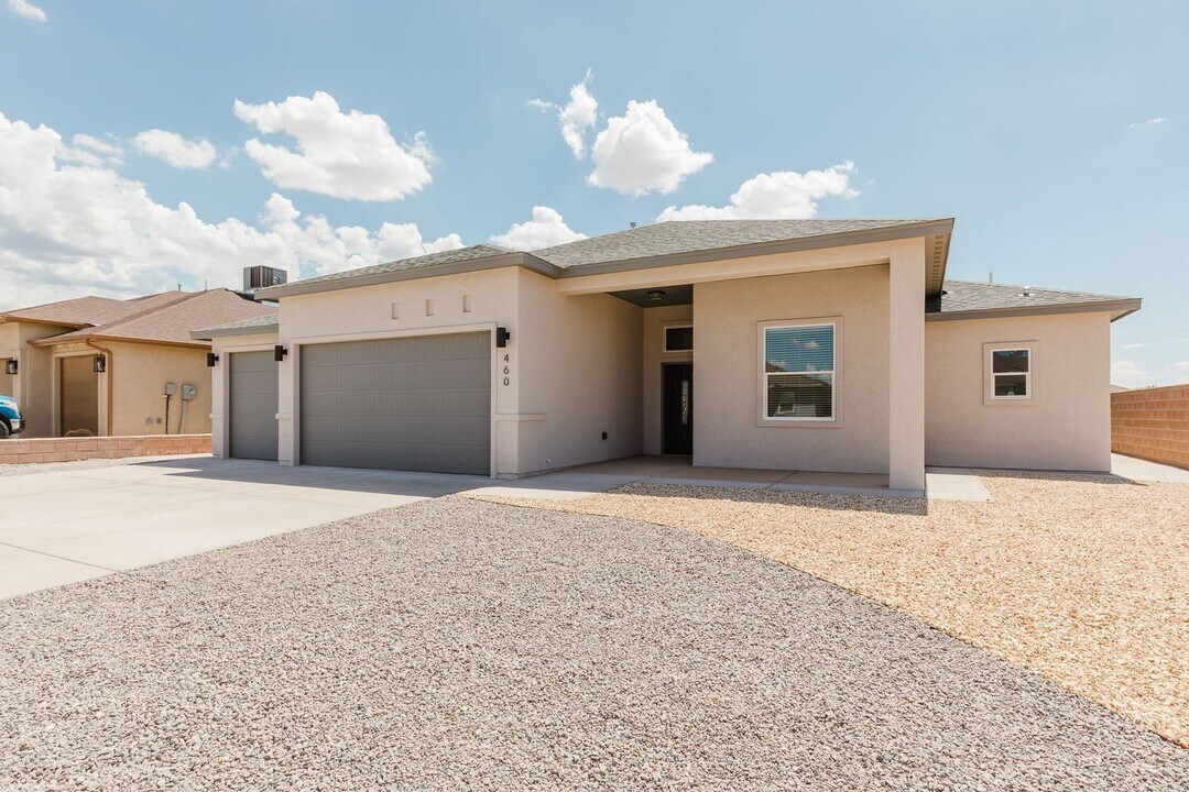 460 Montecito Dr in Alamogordo, NM - Building Photo